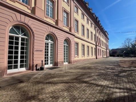 langgezogenes Gebäude mit vielen Fenstern (c) Jugendhaus langgezogenes Gebäude mit vielen Fenstern